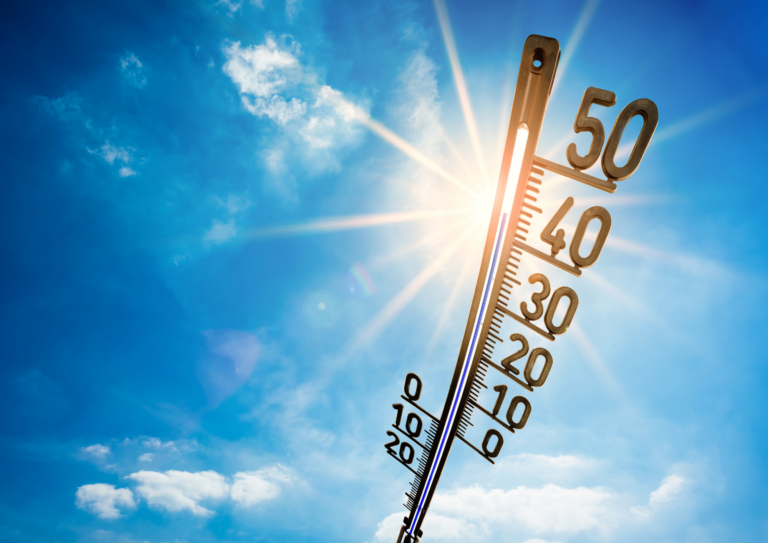 Blauwe lucht, thermometer, zon