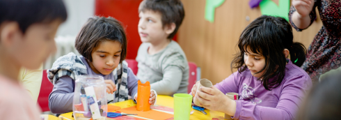 2 kinderen in speciaal onderwijs die aan het knutselen zijn