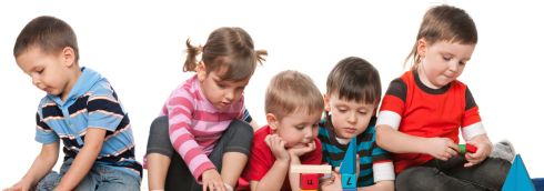 kinderen die naast elkaar spelen