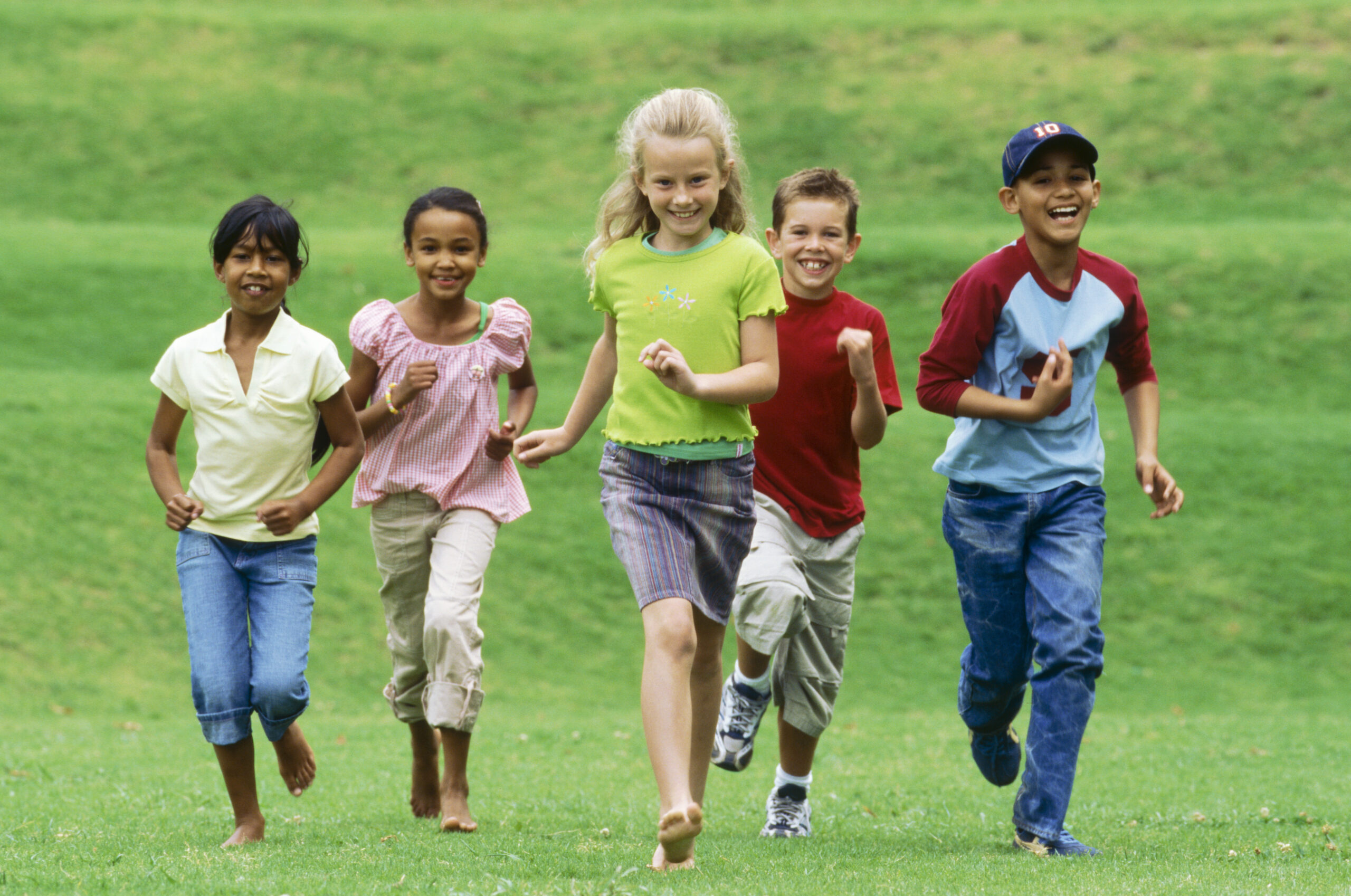 Kinderen rennen over grasveld