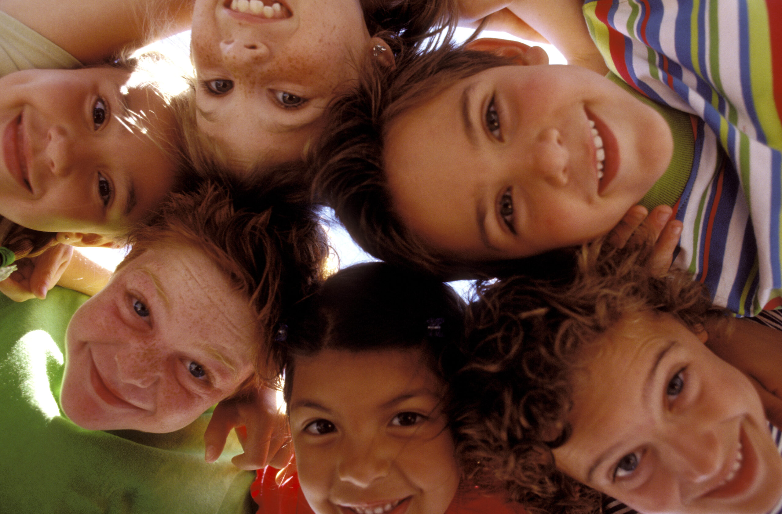 Kinderen van beneden genomen in kring