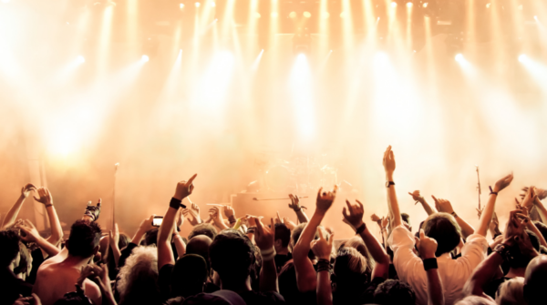muziekoptreden met veel publiek