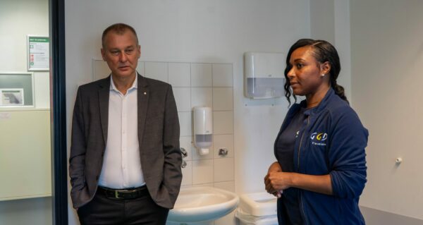 wethouder Freek Brouwer en medewerker GGD