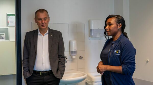 wethouder Freek Brouwer en medewerker GGD