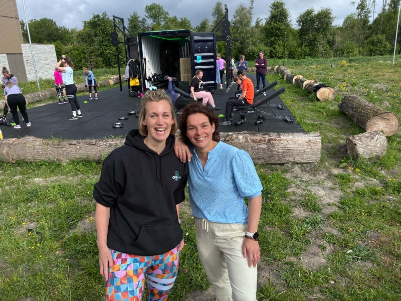 Mascha (rechts) en haar collega Chanine met op de achtergrond de buitensporters