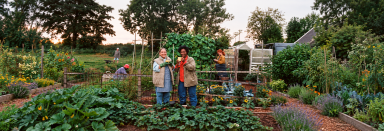 Vitaal Ouder Worden: 2 vrouwen in moestuintje